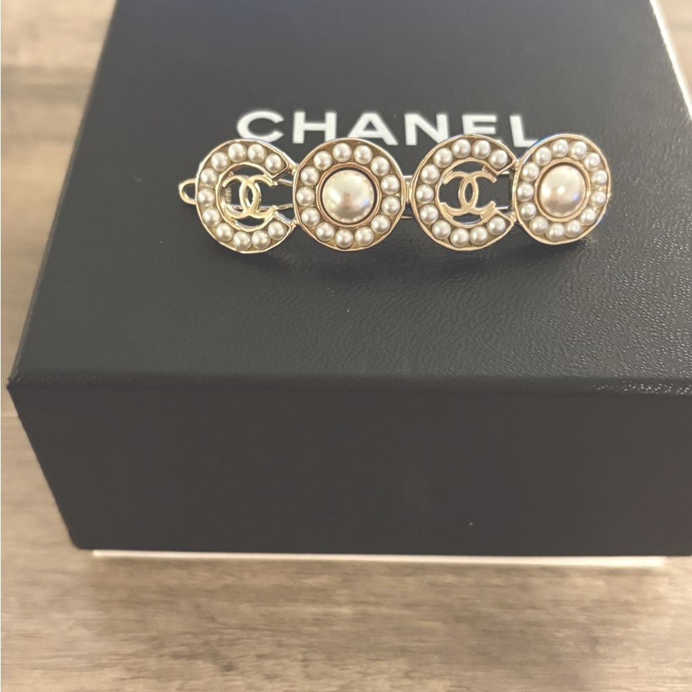 Chanel Gold and Pearl Women's hair clip